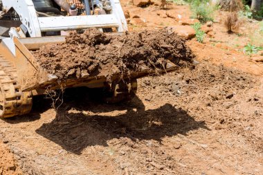 İnşaat iyileştirme çalışmalarını gerçekleştirmek için belirlenen alan, traktörü çalıştırarak bölge oluşturacaktır.