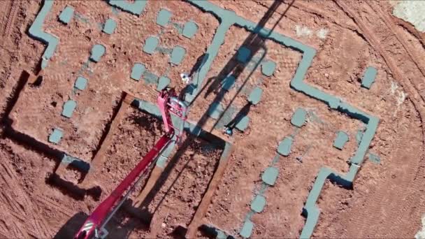 Строитель Заливает Цементный Бетон Помощью Автоматического Насоса Закладки Фундамента Строительство — стоковое видео