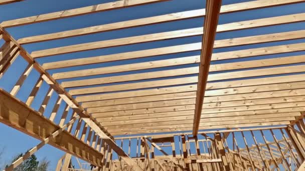Beim Bau Des Neuen Hauses Dienen Holzbalken Als Stütze Rahmen — Stockvideo