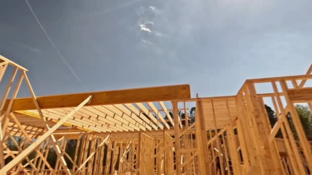 Construcción Casa Palo Implica Montaje Vigas Madera Marcos Truss — Vídeos de Stock