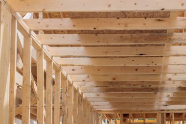 Ahşap ev yapısı, yapısal gereksinimleri karşılamak üzere dikkatlice tasarlanmıştır.