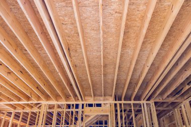 Çerçeve kiriş düzeni inşaatı sırasında yeni ahşap ev için kiriş iskeletini destekler