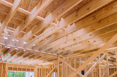 Çerçeveleme sistemine destek yerleştirmek, ahşap evin bütünlüğünün korunması ve sarkık kaymanın önlenmesi açısından hayati önem taşımaktadır.