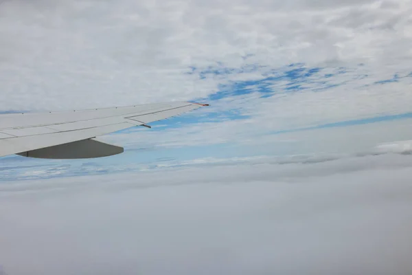 Avião Asa Sobre Nuvens Bela Vista Através Janela Avião Voador — Fotografia de Stock