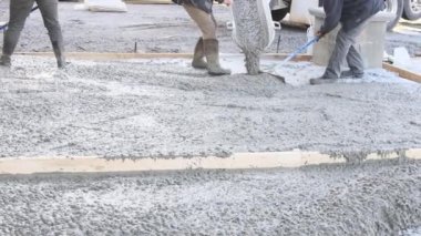 Çimento kamyonu kaldırım işi için gerekli miktarda betonla doluydu..