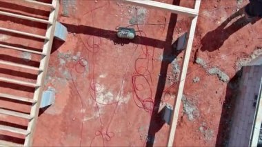 Yeni özel yapım ahşap zemin kirişleri beton blok temeline monte edildi