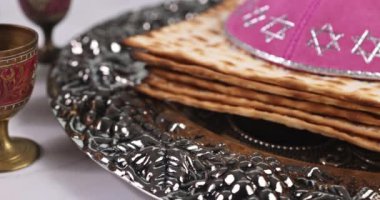 Yahudi bayramı hamursuz bayramı mayasız matzah ekmeği ve Pesach için bir bardak kosher kiddush şarabıdır.
