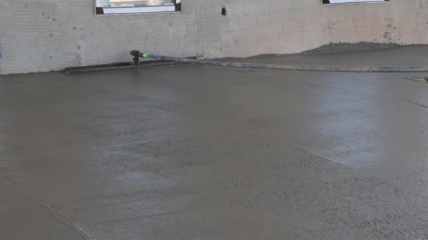 コンクリートの上にコンクリートを注ぎ込んだ後 コンクリートの表面労働者は 使用してトロエルと床を石膏 — ストック動画