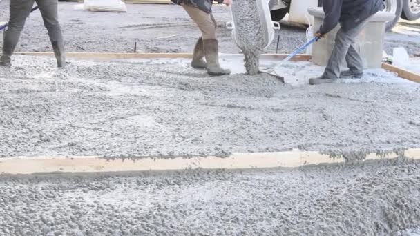 舗装工事に必要なコンクリート量のセメントトラックが充填されました — ストック動画