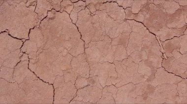 Uzun süren kuraklık döneminden sonra yüzeyde büyük çatlaklar var..