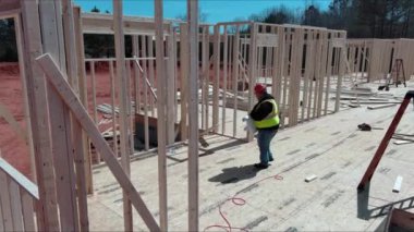 20 Mayıs 2023, New York ABD İnşaat Projesi devam ederken İnşaat Güvenliği Müfettişi İnşaat planı kullanılarak yapılan çalışmaların kalitesini kontrol eder