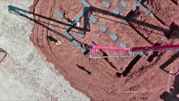 Trabalhador Derrama Cimento Concreto Dirige Bomba Automática Fim Lançar Bases — Vídeo de Stock