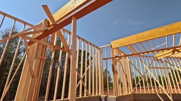 木の梁と棒の家のトラスフレームは慎重に組み立てられました — ストック動画