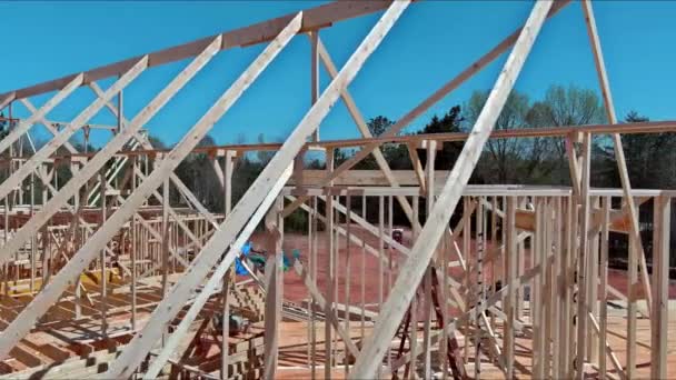 木造トラスフレームと木製のジョイストとの建設の下で新しい建物が建設されています — ストック動画