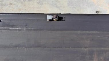 Yol onarım alanındaki asfalt kaldırım makinesi yol yenileme işlemi, inşaat çalışması