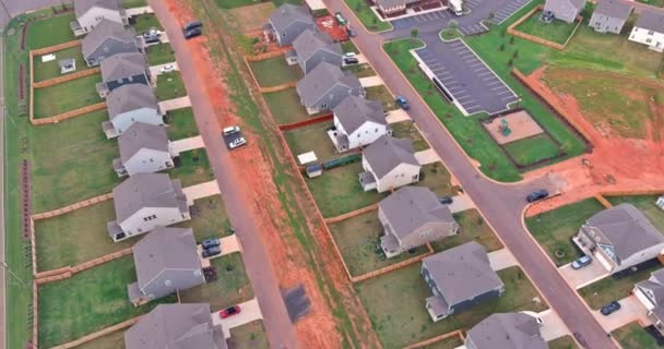 Αεροφωτογραφία Παρουσιάζει Ένα Εκτεταμένο Ημιτελές Συγκρότημα Κατοικιών Υποδιαίρεσης Σειρές Σπιτιών — Αρχείο Βίντεο
