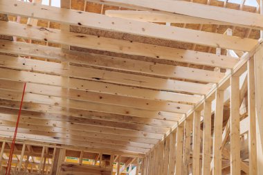 Kirişler genellikle ahşap evler yapımında ek destek sağlamak ve yükü yapı boyunca eşit olarak dağıtmak için kullanılır.