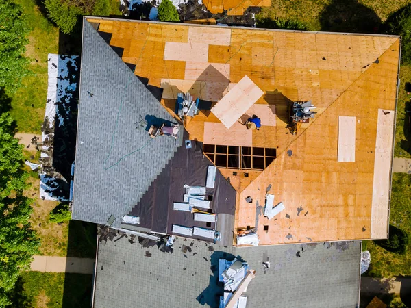 Javításokat Végeztek Tetőn Egy Lakóépületben Amely Zsindelyeket Szerelt Fel Régiek — Stock Fotó