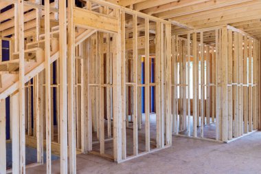 Yeni ev inşa edilirken, ahşap kirişler çerçeve içinde destek görevi görüyor