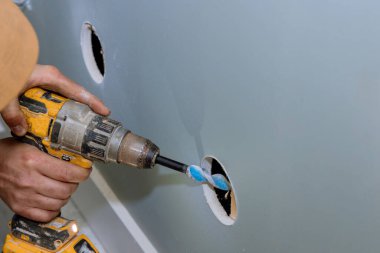 Ev kablosu tadilatında, tel döşeyebilmek için duvarda delikler açarak kirişler oluşturulacak.