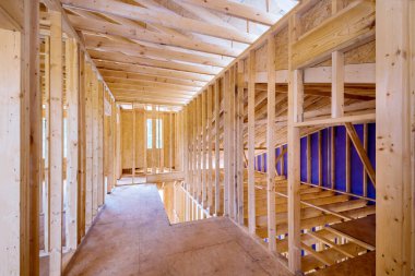 Tamamlanmamış ahşap kirişlerin yeni bir iç görünümü