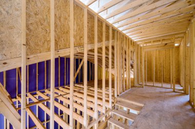 İnşaat halindeki yeni eve bak. Eksik ahşap çerçeve kirişlerini göster.