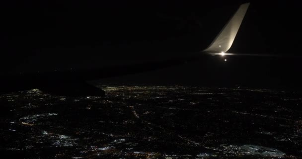 Gece Gökyüzünde Sessizce Süzülen Uçak Şehrin Parıldayan Işıklarının Üzerinden Geçiyordu — Stok video