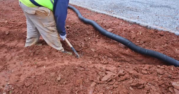 Für Das Sammeln Des Regenwassers Ist Die Montage Von Drainagerohren — Stockvideo