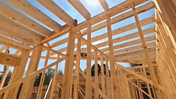 Construcción Nueva Casa Requiere Instalación Vigas Madera Como Soporte Marco — Vídeo de stock