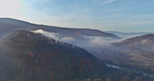 Herfst Karpaten Bergketen Brengt Mystieke Sfeer Met Mistige Mist Omhult — Stockvideo