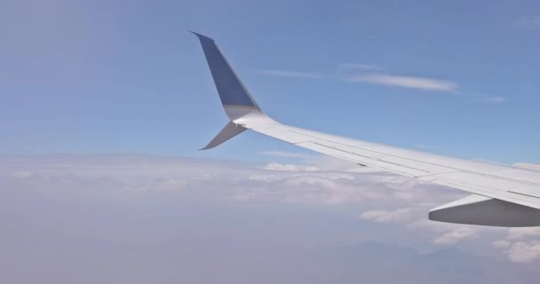 Skrzydło Samolotu Nad Chmurami Piękny Widok Przez Okno Latającego Samolotu — Wideo stockowe