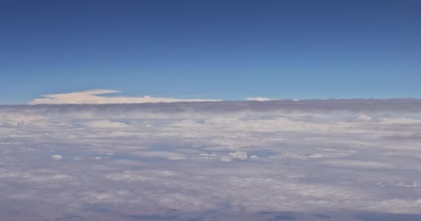 Переглядаючи Вікно Літака Під Час Польоту Милуючись Прекрасним Блакитним Днем — стокове відео