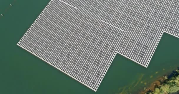 Schwimmende Sonnenkollektoren Auf Dem See Tragen Zur Verringerung Der Kohlendioxidemissionen — Stockvideo