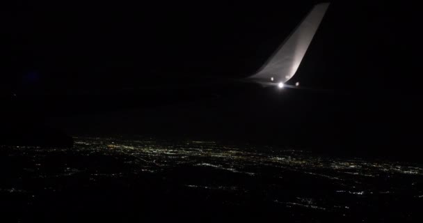 Nocny Pejzaż Miasta Rozwijał Się Pod Samolotem Jego Piękno Powiększało — Wideo stockowe