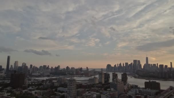 East River Williamsburg Köprüsü Nde Güneş Batarken Brooklyn Den Çarpıcı — Stok video
