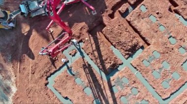 Beton dökmek için otomatik pompa kullanılarak beton döşeme temelleri inşa edilirken