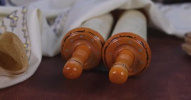 Tallit boynuzlu bir ortodoks dua şalı ve Tevrat sembollü bir shofar boynuzu.