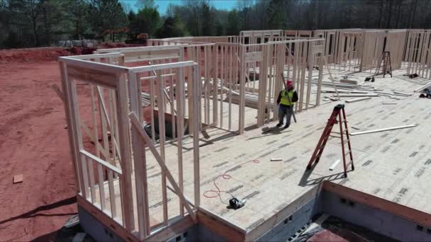 Inżynierowie Sprawdzają Jakość Poziomowania Drewnianych Belek Wykorzystując Poziom Placu Budowy — Wideo stockowe