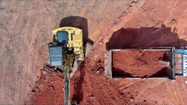 Tierra Está Siendo Cargada Camión Volquete Por Una Excavadora — Vídeos de Stock