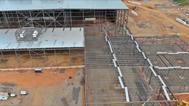 大型クレーンを利用した建設現場における鉄鋼倉庫工事用金属構造物の設置 — ストック動画