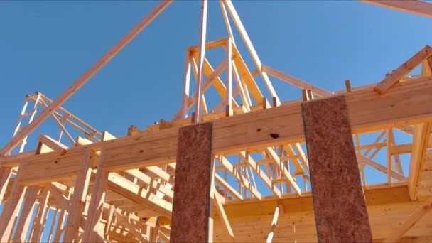 木结构正被用来建造建筑工地上的新房子 — 图库视频影像
