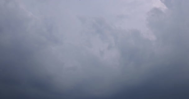 Wenn Sich Der Hurrikan Nähert Rollt Der Dunkle Turbulente Himmel — Stockvideo