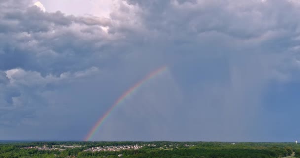 强烈的雷雨过后 天空上点缀着生机勃勃的彩虹 — 图库视频影像