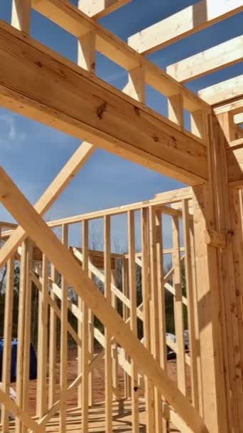 Bau Eines Neuen Hauses Beinhaltet Verwendung Von Holzbalken Als Träger — Stockvideo