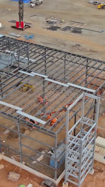 2023年5月20日ニューヨーク米国建設現場で大型クレーンを稼働させるために 鋼倉庫建設のための金属構造フレームが設置されました — ストック動画
