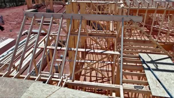 Stavba Procesu Rámování Nového Domu Dřevěnými Trámy — Stock video