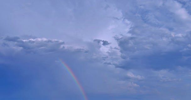 Regnbågen Blev Synlig Himlen När Ett Starkt Åskväder Lagt Sig — Stockvideo