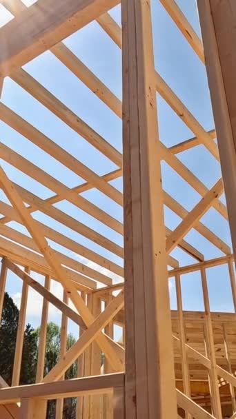 框架梁为新建的木制住宅提供了结构支撑布置 — 图库视频影像