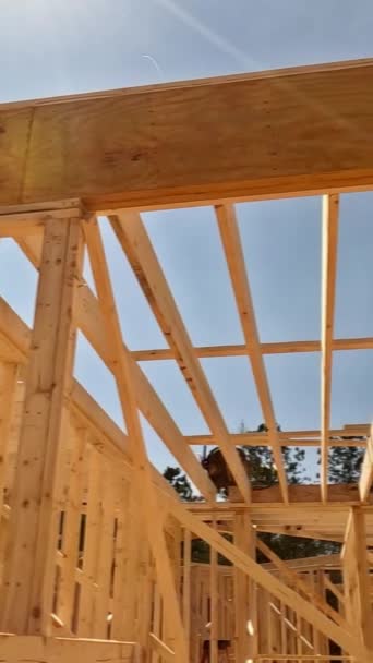 Neues Haus Das Gebaut Wird Erfordert Die Einbeziehung Von Holzbalken — Stockvideo