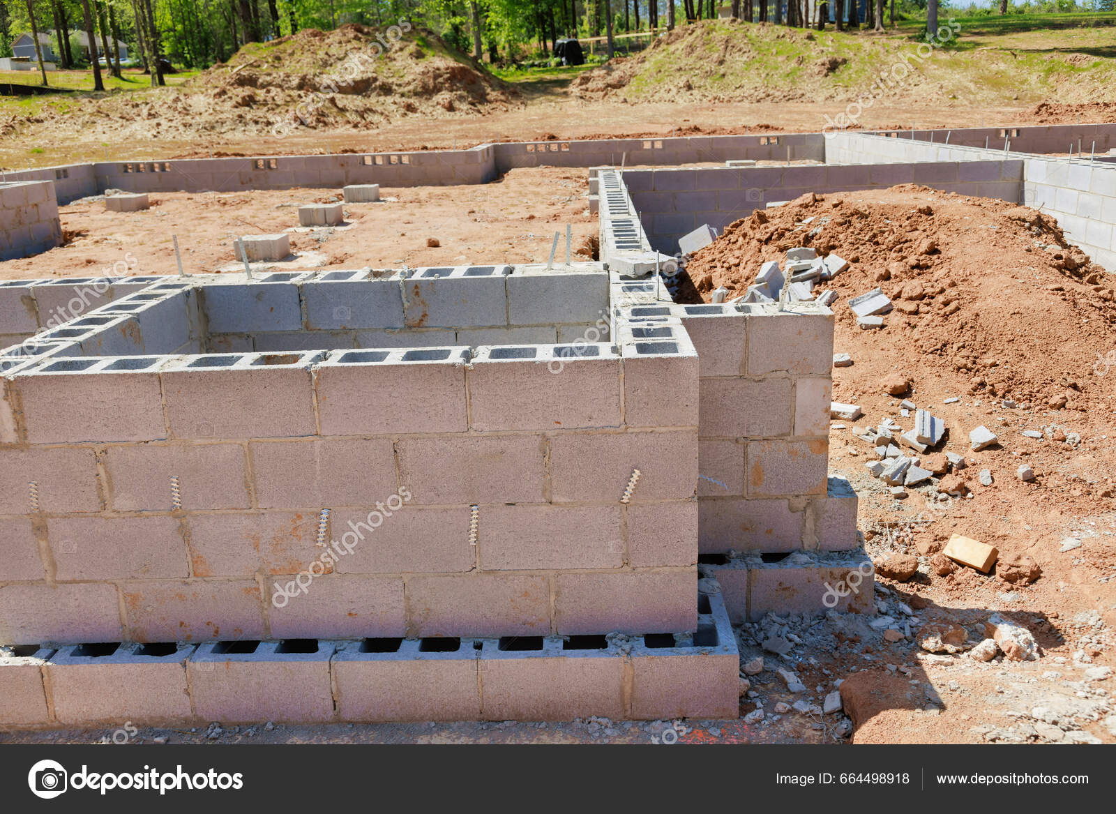 Detalle de construcción que muestra el uso de conectores de bloque (block  tie) para unir paredes de hormigón a columnas verticales., image size:1600x1167